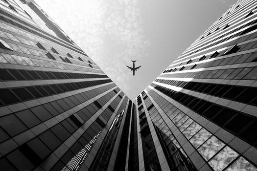 黑白商业飞机与建筑图片素材免费下载