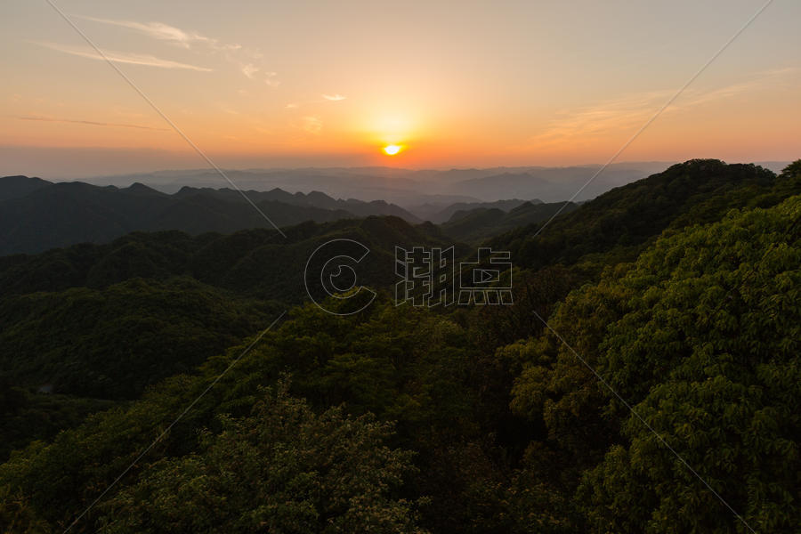 深山里的日落图片素材免费下载