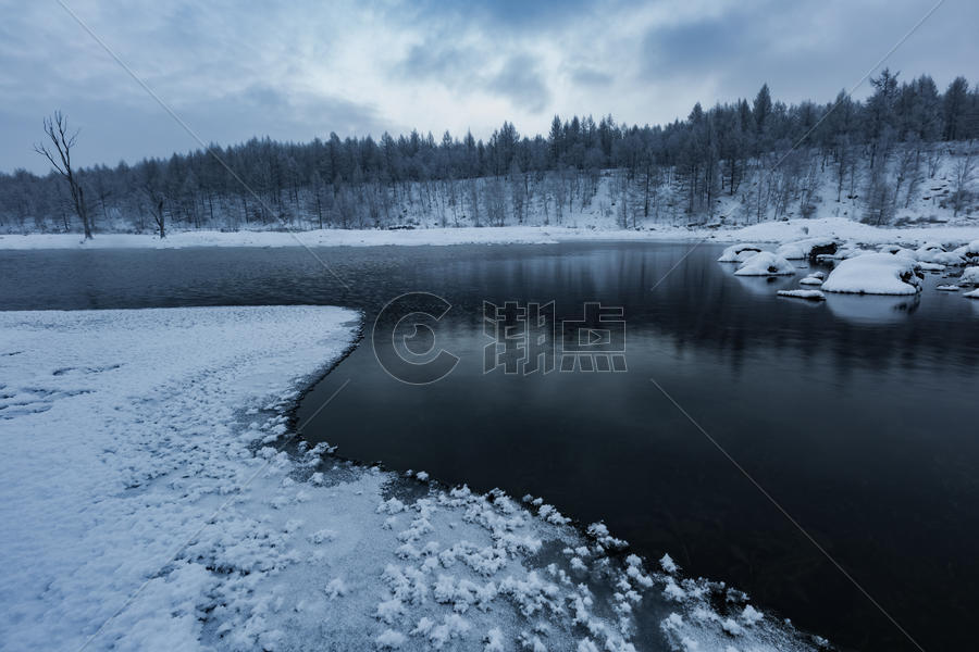 阿尔山不冻河边的冰雪图片素材免费下载