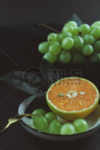 餐桌上摆放的水果与叉子图片素材免费下载