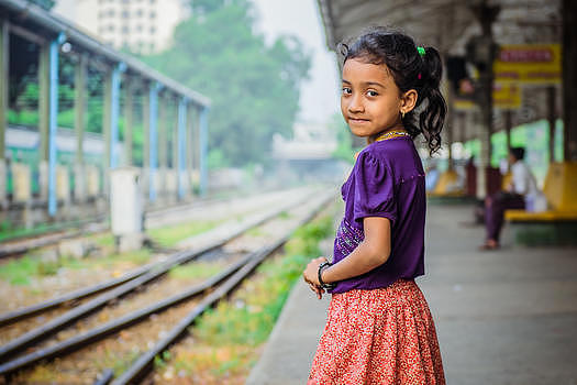 缅甸火车站可爱女孩的微笑图片素材免费下载