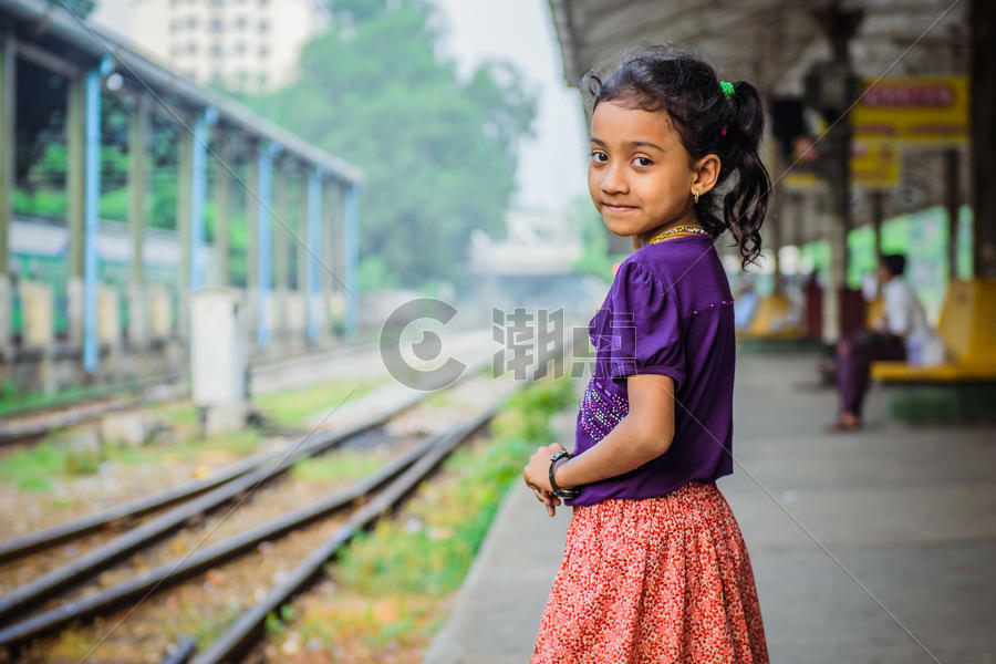缅甸火车站可爱女孩的微笑图片素材免费下载