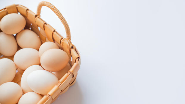 简约风格木篮里的鸡蛋图片素材免费下载