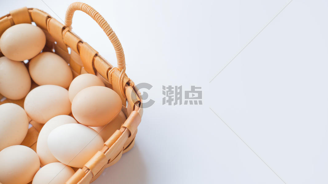 简约风格木篮里的鸡蛋图片素材免费下载