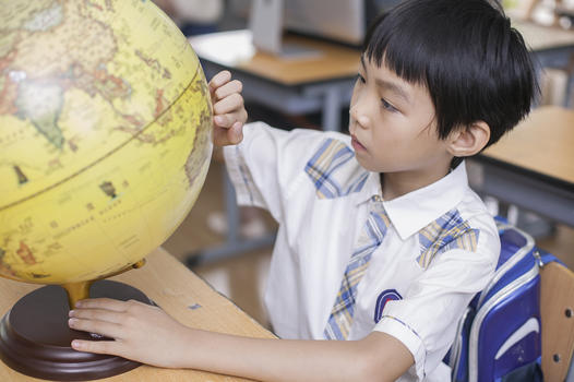 教室里男同学正在研究地球仪图片素材免费下载