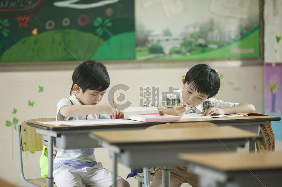 小学生同学们在教室认真做作业摄影图4064*2704图片素材免费下载-编号694674-潮点视频