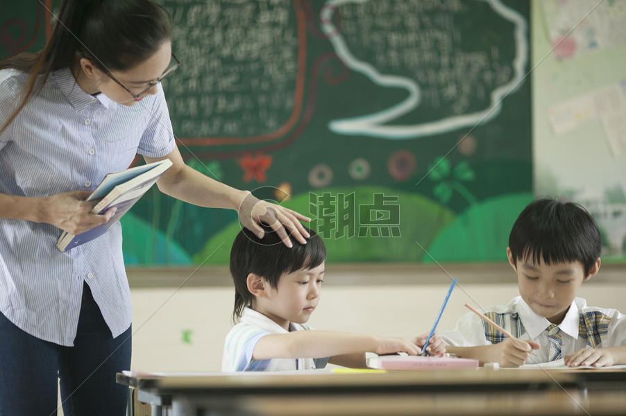 上课时老师在辅导学生认真学习图片素材免费下载