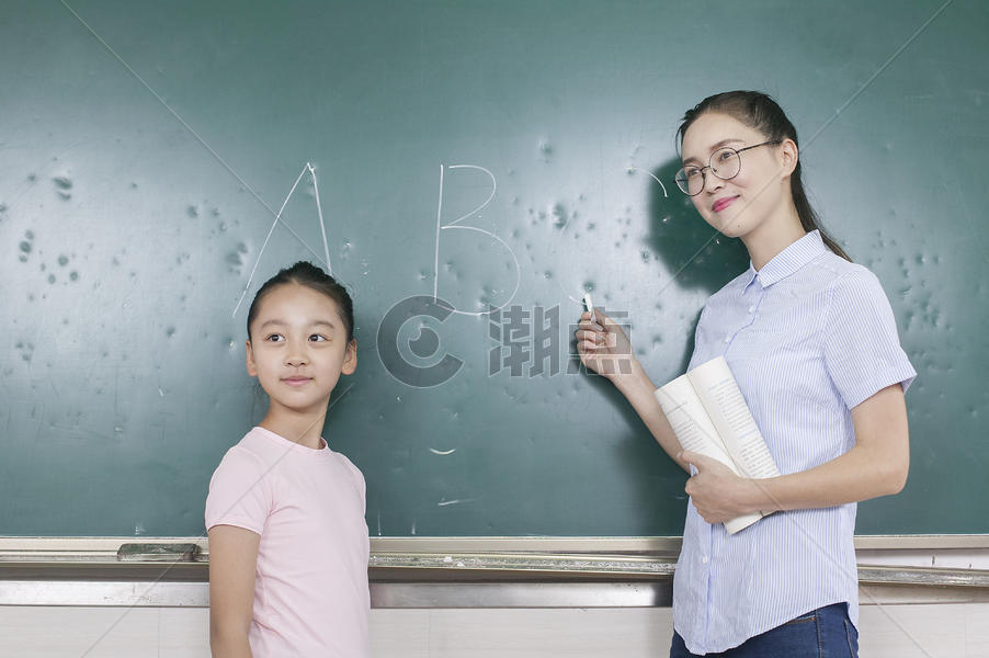 女老师在教室给同学上英文课摄影图39862652图片素材免费下载 编号694719 潮点视频 