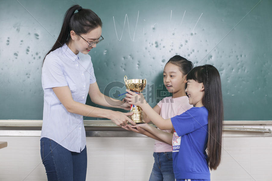 女老师和同学一起获得了冠军图片素材免费下载