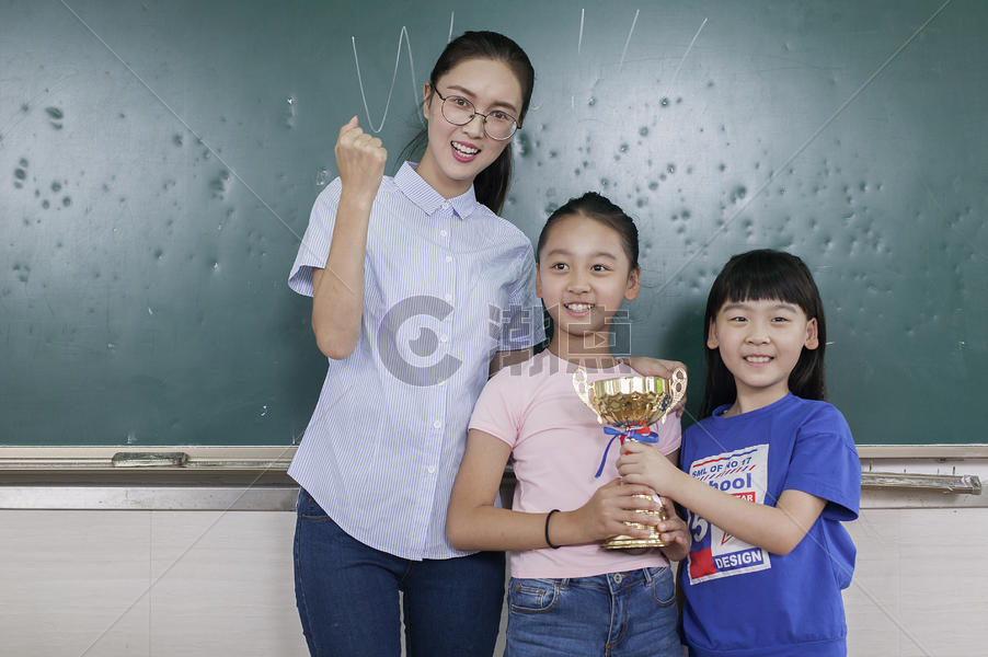 女老师和同学一起获得了冠军图片素材免费下载