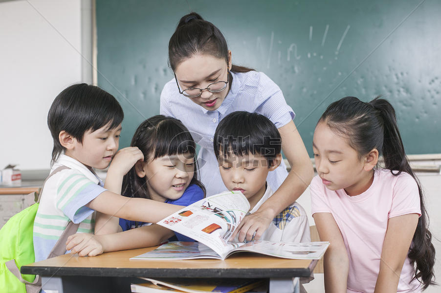 女老师和同学们在教室一起学习图片素材免费下载