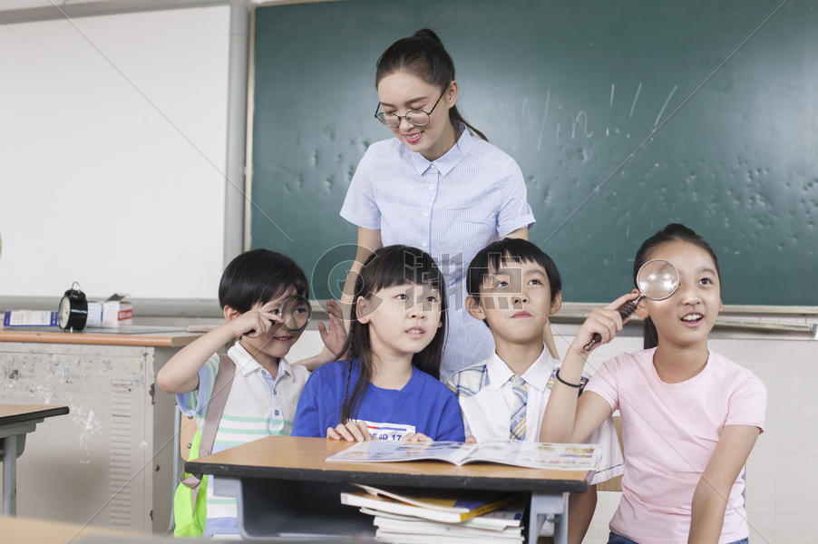 女老师和同学们在教室一起学习图片素材免费下载