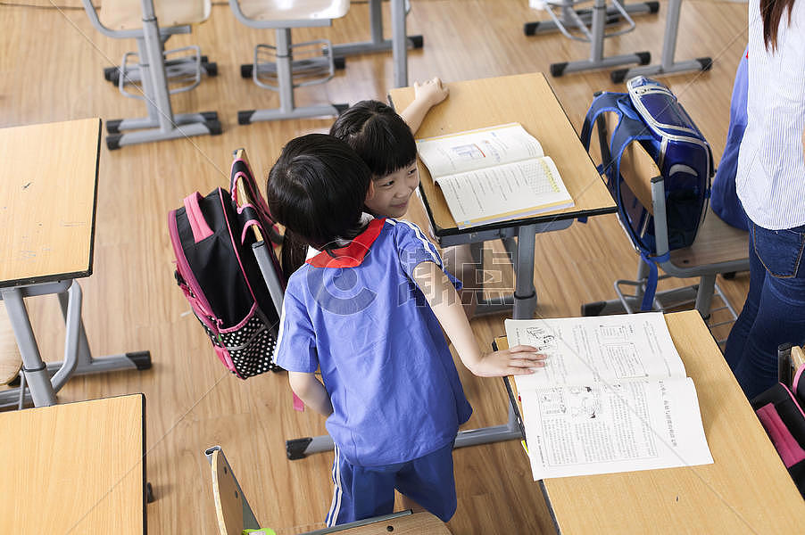 课堂里学生们正在听课学习摄影图4064*2704图片素材免费下载-编号694848-潮点视频