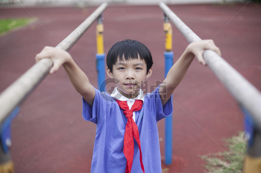 男同学在操场上锻炼双杠图片素材免费下载