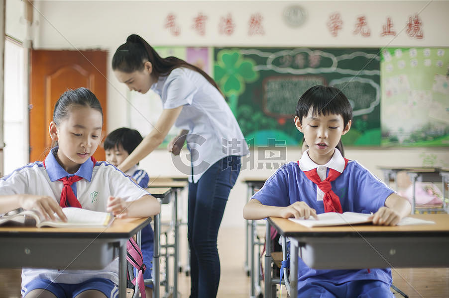 教室里正在上课老师学生们摄影图4064*2704图片素材免费下载-编号694862-潮点视频