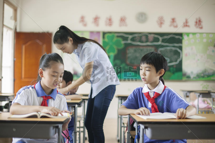 教室里正在上课老师学生们图片素材免费下载