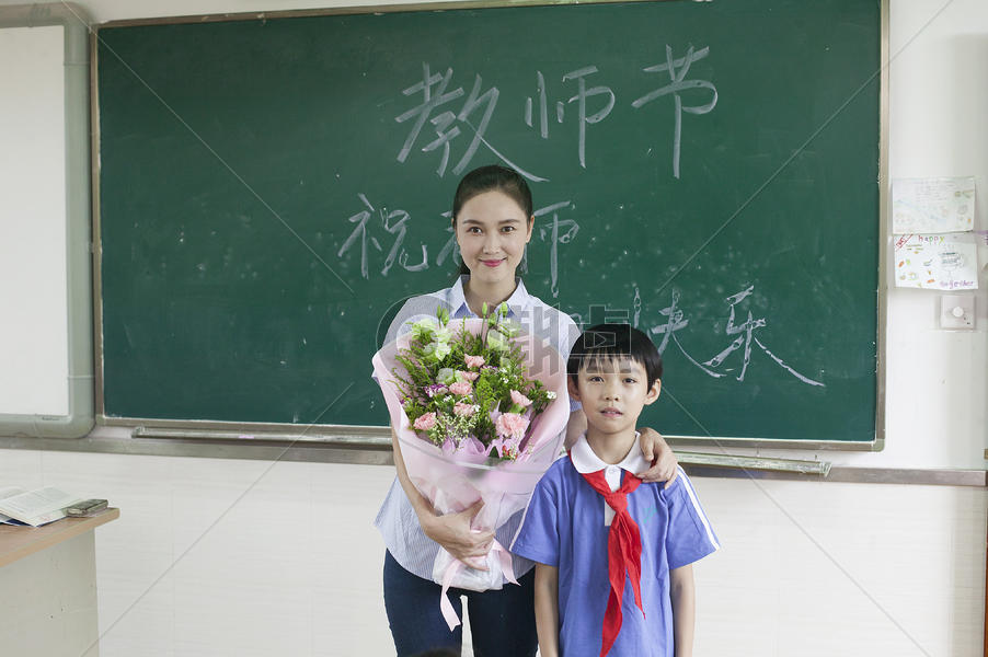 教师节男同学给女老师献花图片素材免费下载