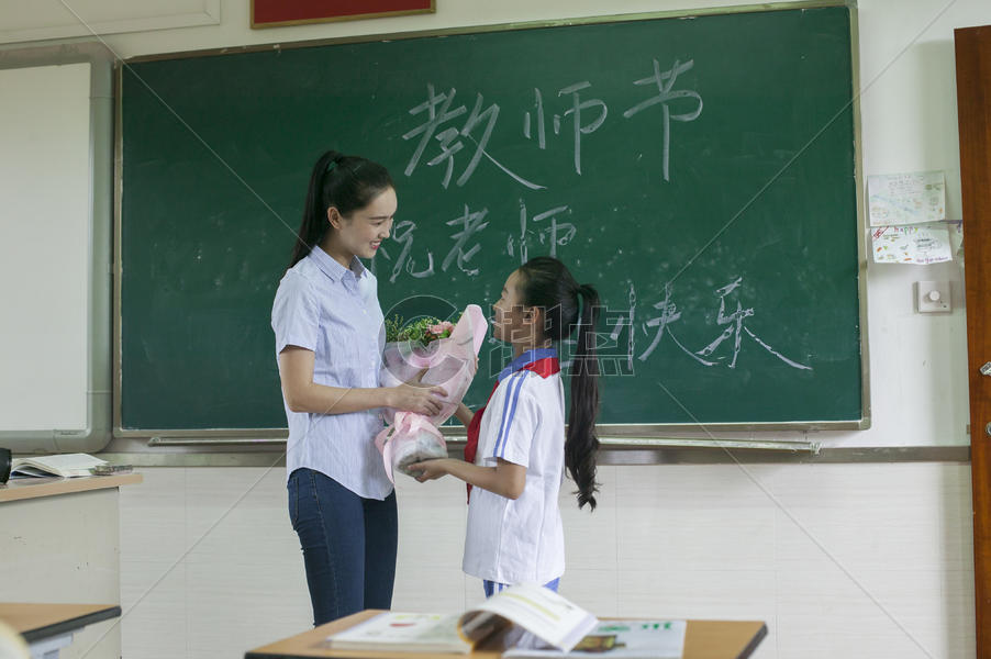 教师节女同学给女老师献花图片素材免费下载