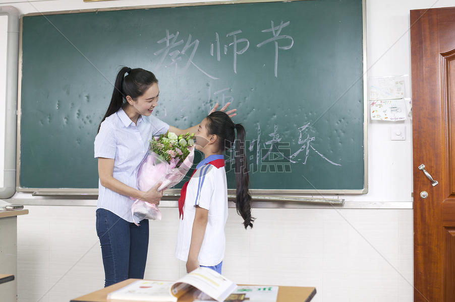 教师节女同学给女老师献花图片素材免费下载