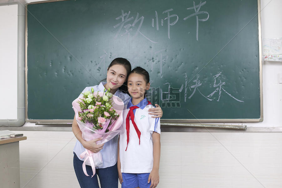 教师节女同学给女老师献花图片素材免费下载