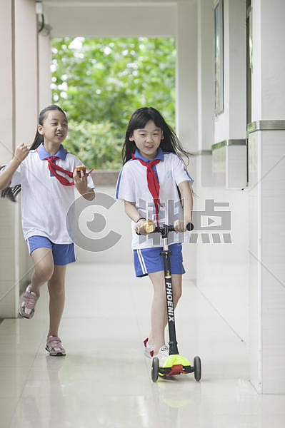 女同学在学校下课时玩耍图片素材免费下载