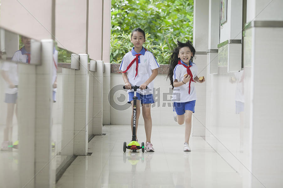 女同学在学校下课时玩耍图片素材免费下载