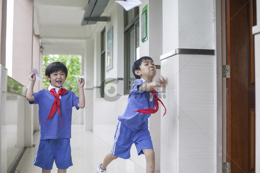 男学生在学校里折飞机玩耍图片素材免费下载