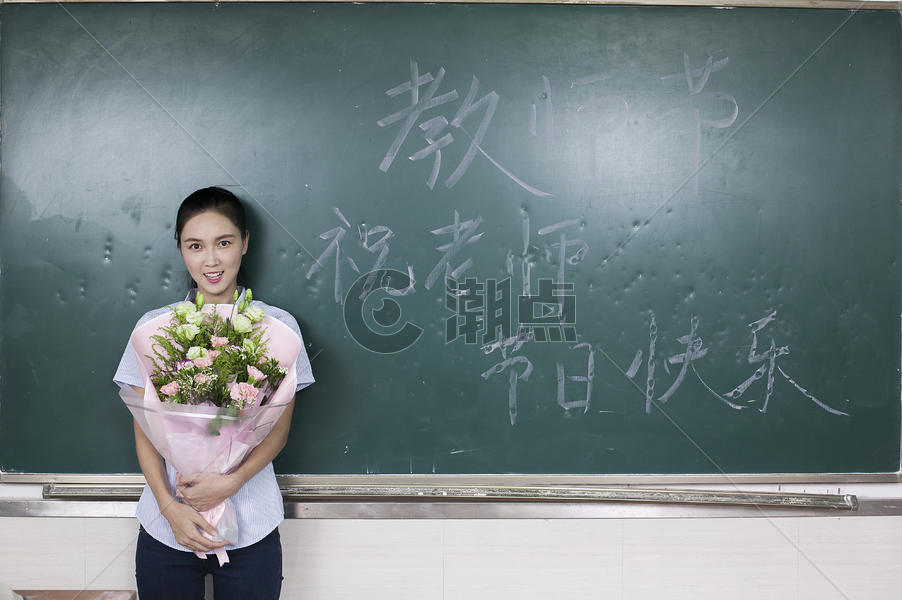 教师节女老师收到鲜花图片素材免费下载