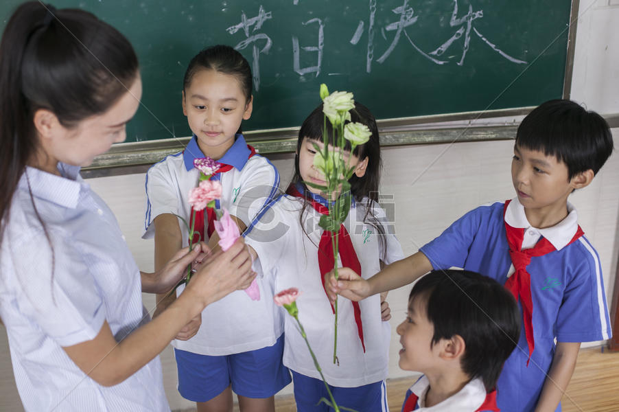 教师节学生们给老师献花图片素材免费下载