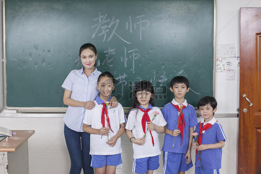 教师节学生们给老师献花图片素材免费下载