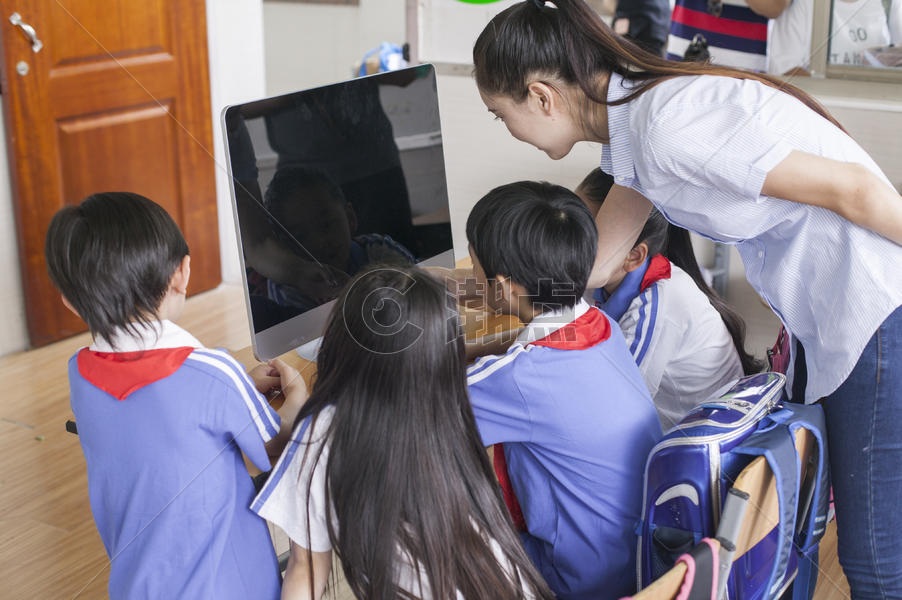 女老师和同学们在教室里用电脑上课图片素材免费下载