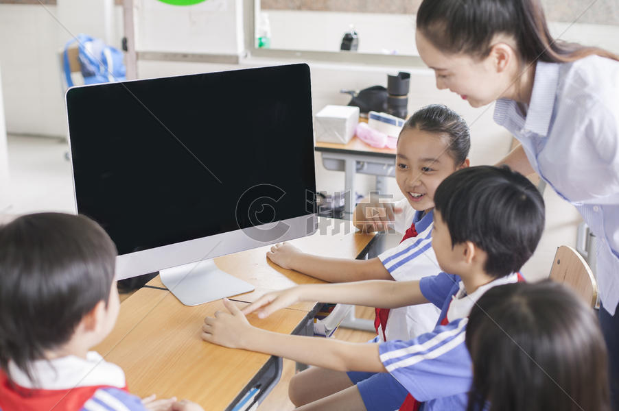 女老师和同学们在教室里用电脑上课图片素材免费下载