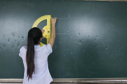 女老师在教室上数学课图片素材免费下载