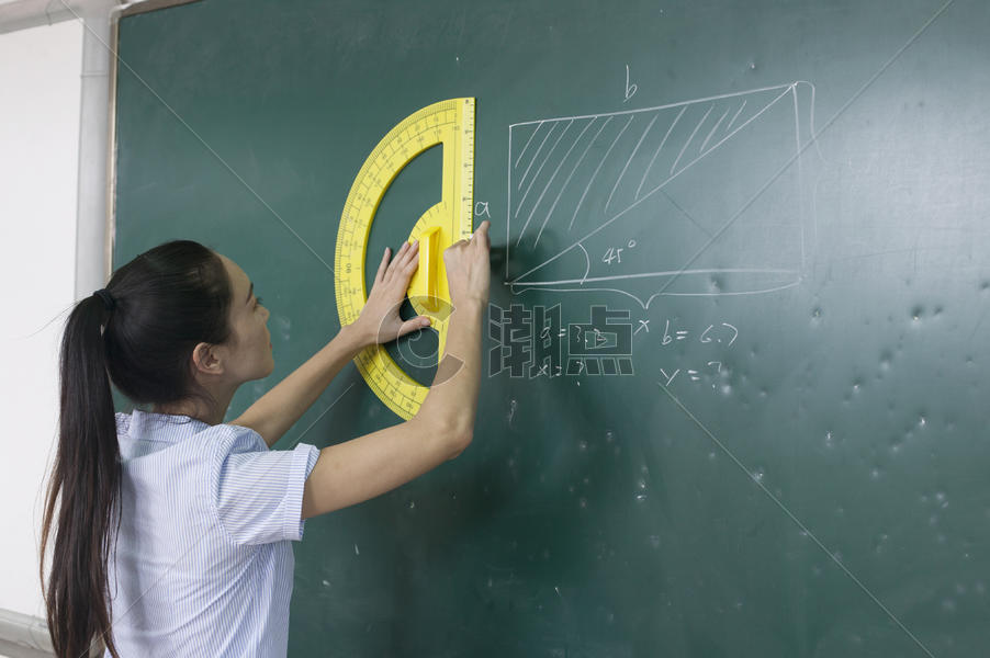 女老师在教室上数学课图片素材免费下载