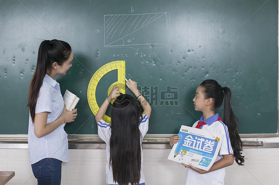 女老师在教室给同学上数学课摄影图4056*2699图片素材免费下载-编号694975-潮点视频