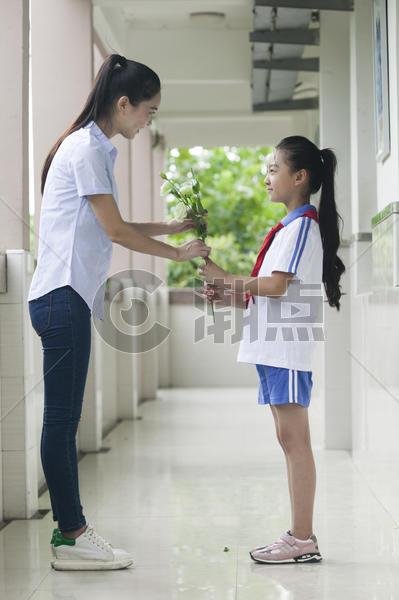 教师节女同学在学校给女老师献花图片素材免费下载