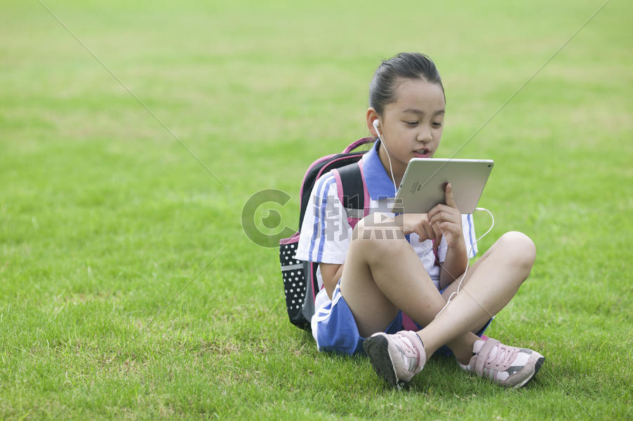 女同学在学校草坪上用ipad学习图片素材免费下载