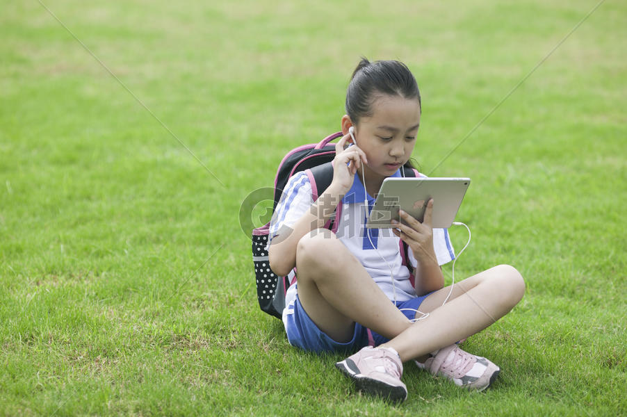 女同学在学校草坪上用ipad学习图片素材免费下载