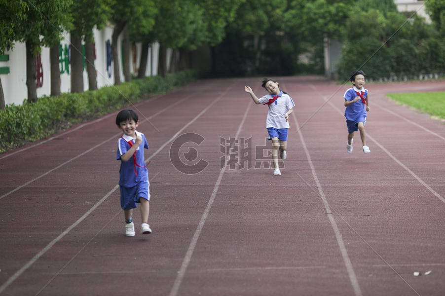 男女同学在操场跑道上比赛跑步图片素材免费下载