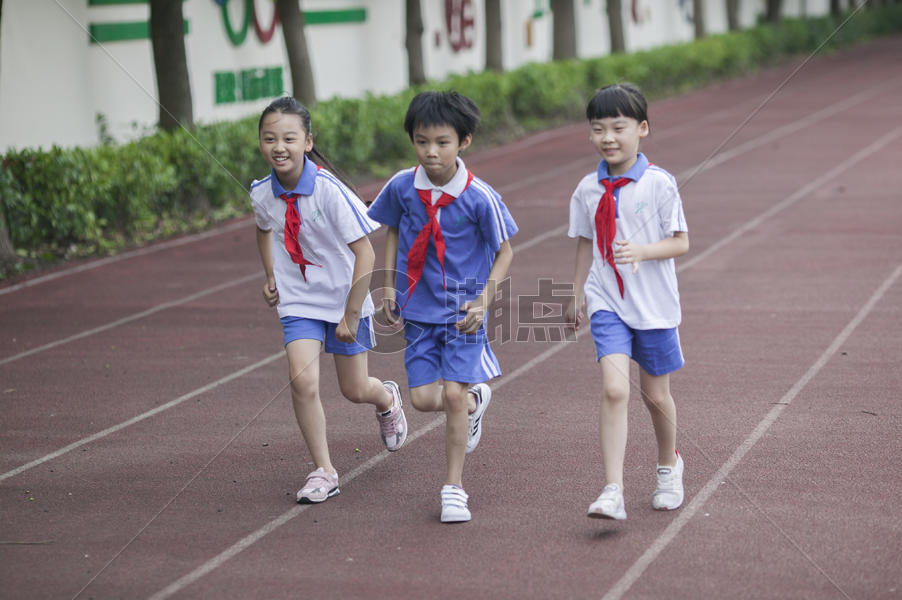 男女同学在操场跑道上比赛跑步图片素材免费下载