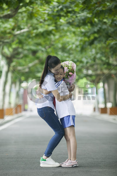 教师节女同学在校园里给女老师献花图片素材免费下载