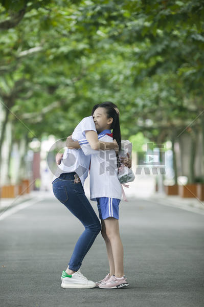 教师节女同学在校园里给女老师献花图片素材免费下载