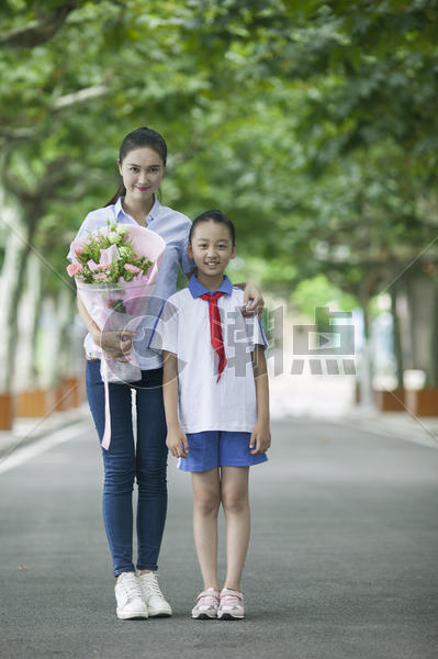 教师节女同学在校园里给女老师献花图片素材免费下载