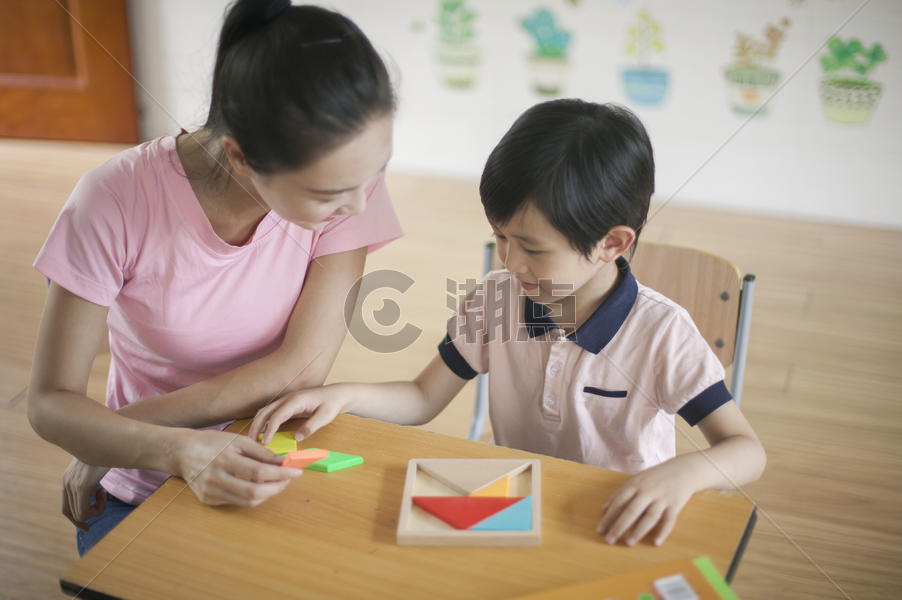 男同学和女老师在教室里一起玩积木图片素材免费下载