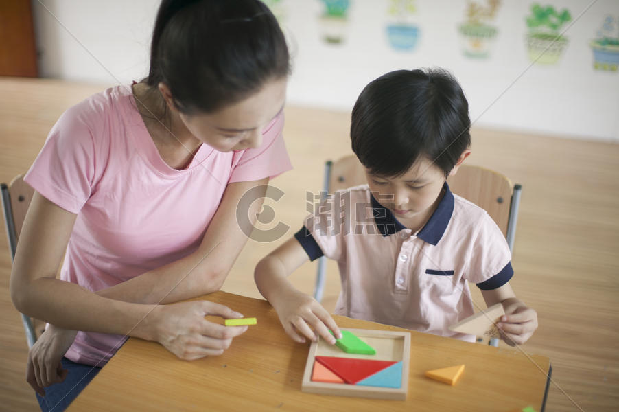 男同学和女老师在教室里一起玩积木图片素材免费下载