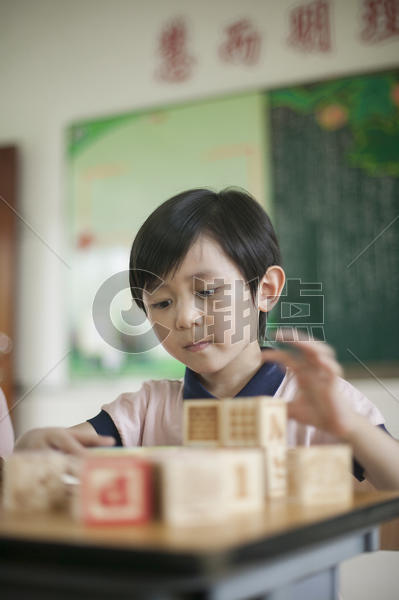 小学生在教室里玩积木图片素材免费下载