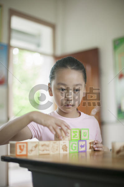 女同学在教室里玩积木图片素材免费下载