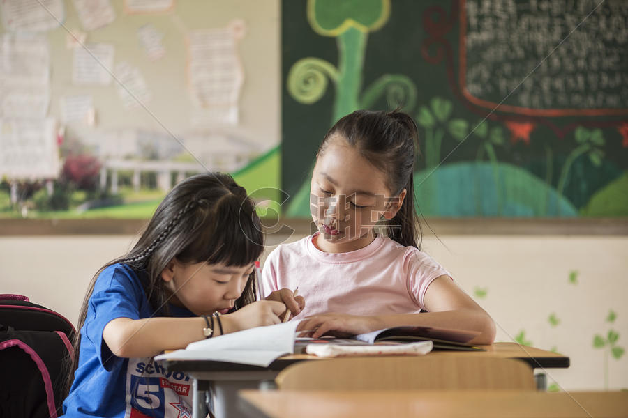 学生互相帮助讲解图片素材免费下载