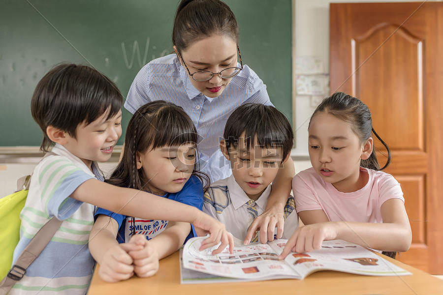 老师和学生一起看书图片素材免费下载