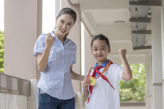 老师给学生奖牌图片素材免费下载